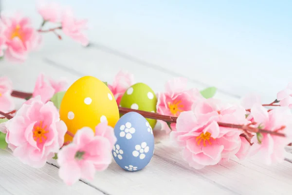 Voorjaarsbloemen en kleurrijke paaseieren — Stockfoto