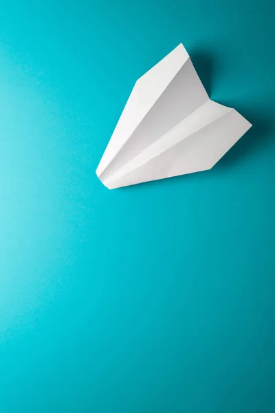 Бумажный самолет на синем фоне — стоковое фото