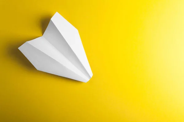 Papierowy samolot na żółtym tle — Zdjęcie stockowe
