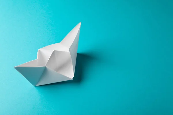 Papír origami hajó a kék háttér — Stock Fotó