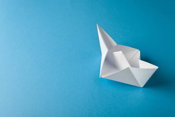 Origami de papel de barco no fundo azul — Fotografia de Stock