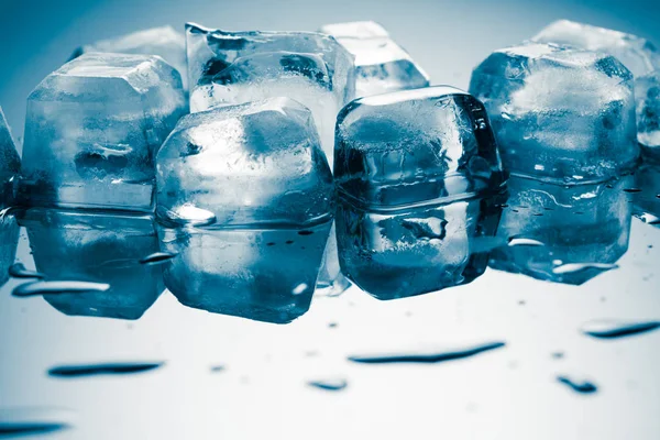 Cubos de hielo sobre mesa brillante — Foto de Stock