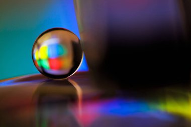 koyu arka plan üzerinde mermer