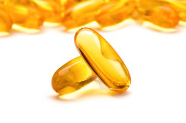 İki kapsül Omega 3 beyaz arka plan üzerinde izole