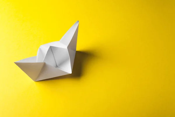 Origami de papel de barco no fundo amarelo — Fotografia de Stock