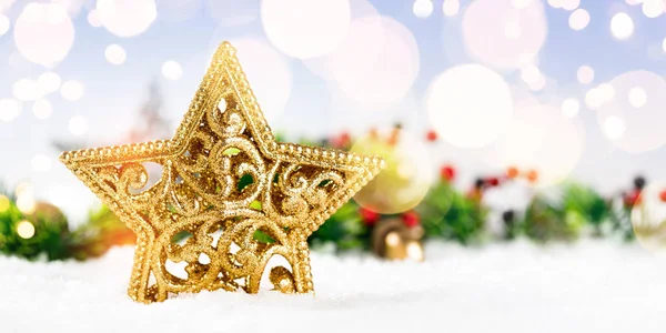 Estrella de oro de Navidad en la nieve con decoración . —  Fotos de Stock