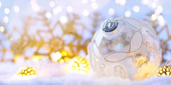 Bola blanca de Navidad con copos de nieve en la nieve . —  Fotos de Stock