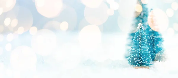 Julgran på snö med kopieringsutrymme — Stockfoto