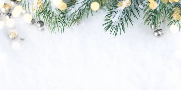 Navidad y Año Nuevo fondo nevado. Frontera de ramitas verdes . —  Fotos de Stock
