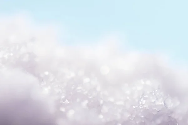 Chritmas ljus bakgrund med snö och blå himmel. — Stockfoto