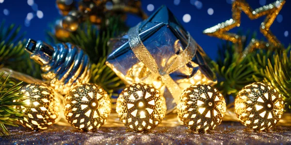Vánoční zlatá věnec s jedlí na modrém třpytku. Kopírovat prostor, rámec. — Stock fotografie