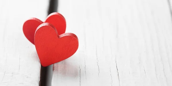 Два красных сердца на деревянном фоне, крупным планом — стоковое фото