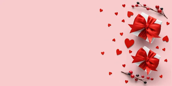 Regali di San Valentino con fiocchi rossi e cuori . — Foto Stock