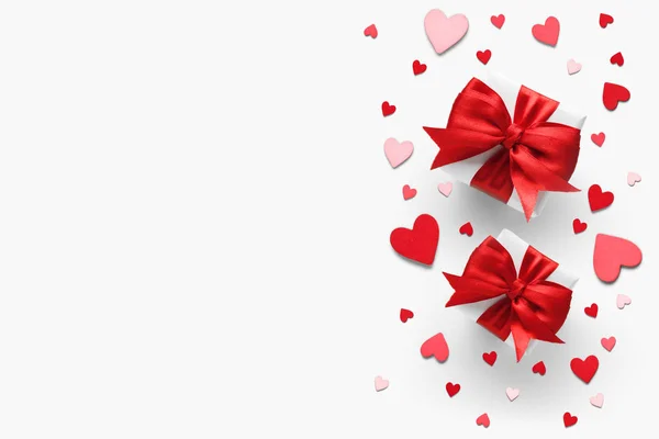 Valentin nap romantikus háttér - ajándékok piros íjak és hea — Stock Fotó