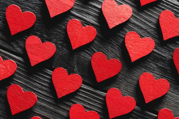 Gelukkige Valentijnsdag harten op donkere houten achtergrond. — Stockfoto