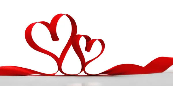 Ribbons formade som hjärtan på vita, Alla hjärtans dag koncept — Stockfoto