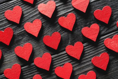Ahşap arka planda Sevgililer Günü kalpleriniz kutlu olsun..