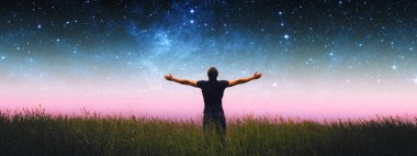 Kolları açık bir adam gece yıldızlı gökyüzüne karşı çim tarlasında duruyor. Bu görüntünün elementleri Nasa tarafından döşenmiştir.