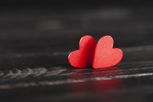 Dos corazones decorativos sobre fondo de madera oscura. Elemento de diseño para tarjeta de felicitación romántica, invitación de boda . — Foto de Stock