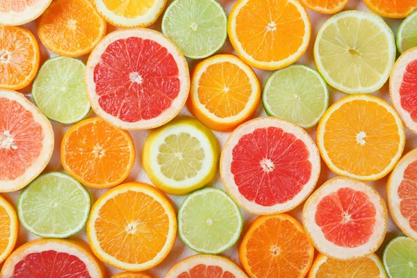 Puesta plana de cítricos como lima, limón, naranja y mandarina —  Fotos de Stock