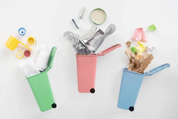 Отдельная уборка мусора. Цветные мусорные баки. Металл, бумага и пластик . — стоковое фото