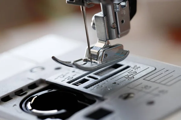 Máquina de coser de cerca. Costura y fabricación de ropa —  Fotos de Stock