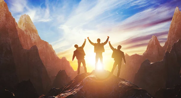 Silhouet van een team van drie mensen die de overwinning vieren tegen de achtergrond van bergen en zonsondergang. 3d destructie — Stockfoto
