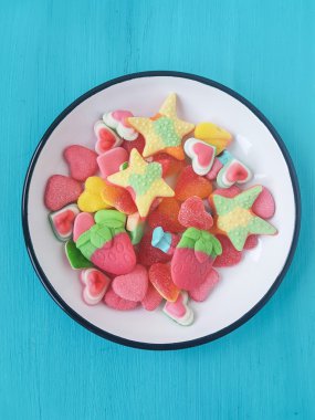 Turkuaz bir arka plan üzerinde lolipop şeker