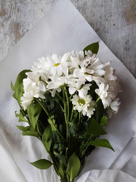 Букет белых цветков хризантемы — стоковое фото
