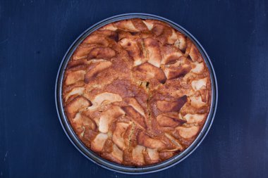 Ev yapımı elma pasta siyah ahşap zemin