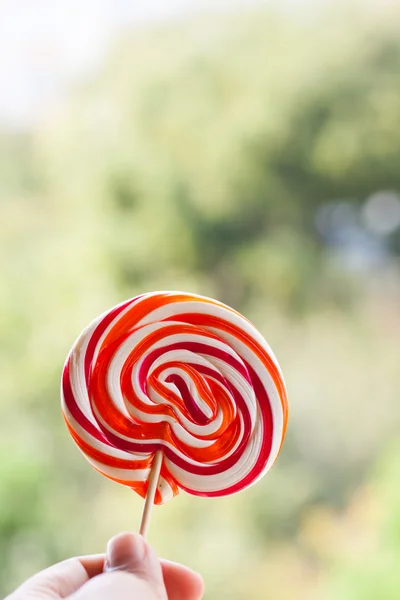 Χέρι που κρατά το lollipop candy — Φωτογραφία Αρχείου