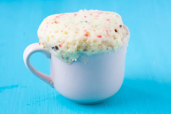 Mug cake with sugar sprinkles — Stock fotografie