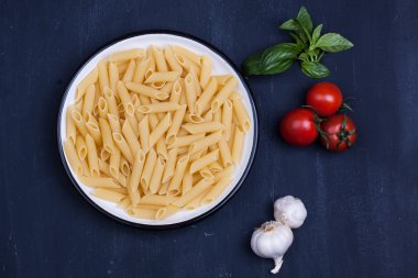 pişmemiş makarna domates, fesleğen ve sarımsak ile