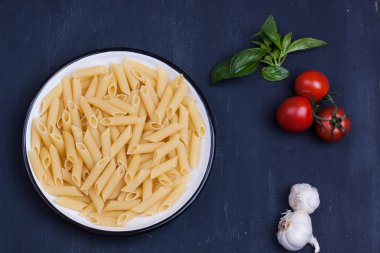 pişmemiş makarna domates, fesleğen ve sarımsak ile