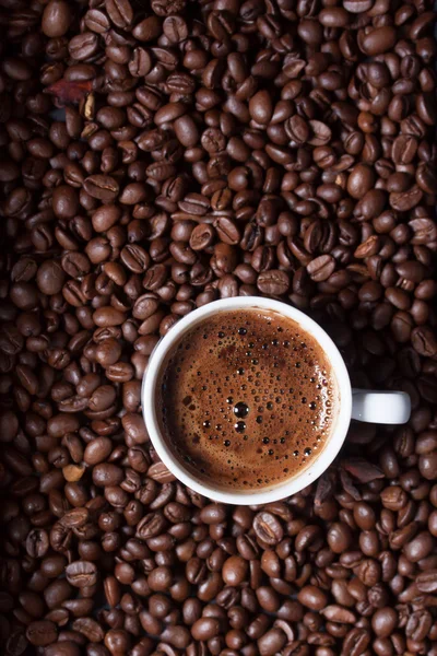 Türkischer Kaffee auf Kaffeebohnen Hintergrund — Stockfoto
