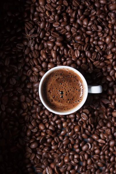 Τούρκικο καφέ σε κόκκους καφέ φόντο — Φωτογραφία Αρχείου