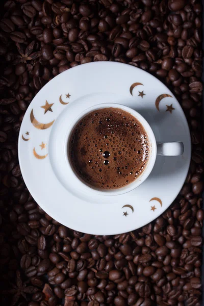 Café turco sobre fondo de granos de café — Foto de Stock