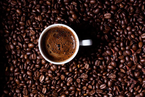 Turecká káva na kávová zrna pozadí — Stock fotografie
