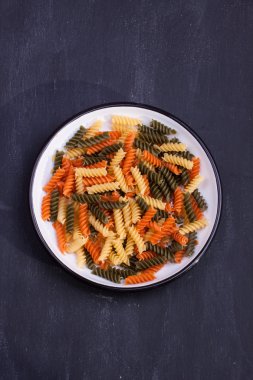 Çiğ fusilli doppia rigatura makarna.