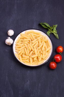 domates, sarımsak ve fesleğen ile ham penne makarna
