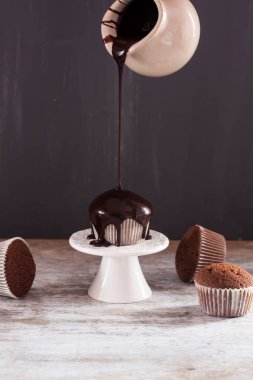 dökme ile çikolatalı kek çikolata sosu