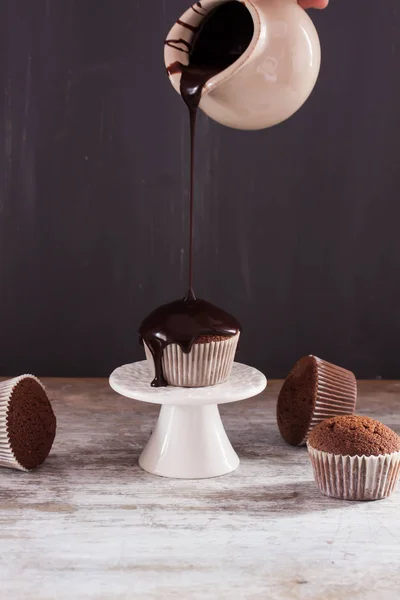 Chocolade muffin met gieten chocolade saus — Stockfoto