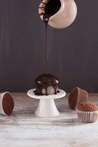 Muffin au chocolat avec sauce au chocolat — Photo