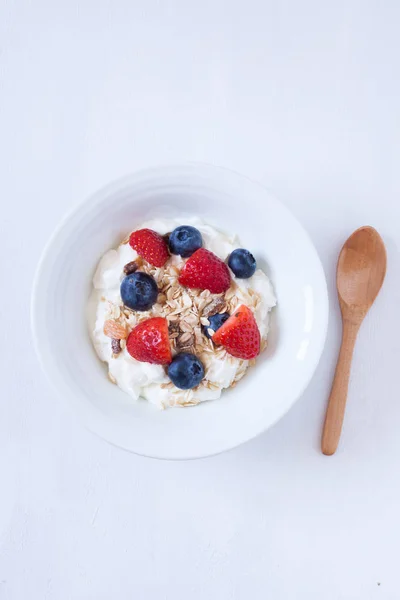 Muesli con frutas de bayas y yogur —  Fotos de Stock