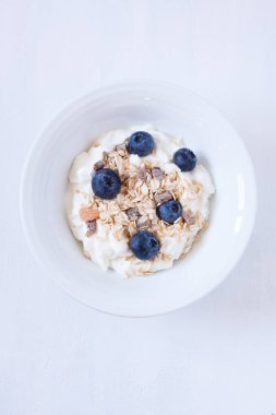 yaban mersini ve yoğurt ile müsli