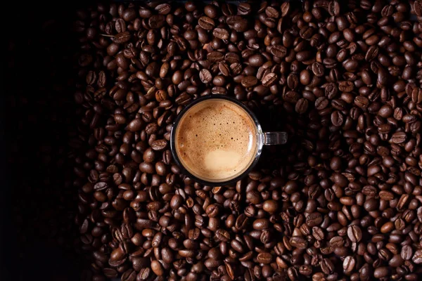 Espreso cofffee na kávová zrna pozadí — Stock fotografie