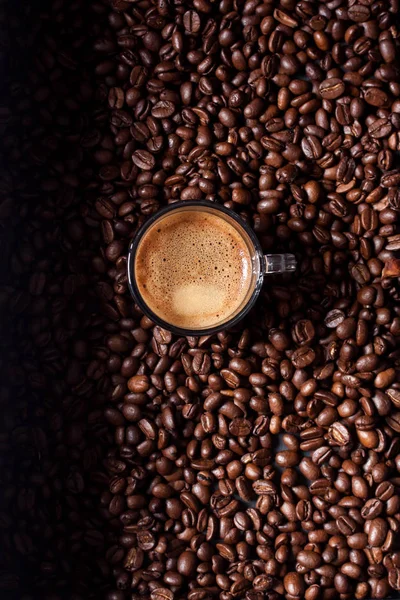 Espreso cofffee na kávová zrna pozadí — Stock fotografie