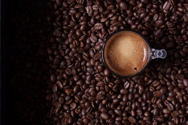 Caffè espresso su sfondo chicchi di caffè — Foto Stock