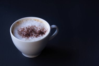 bir fincan kahve siyah bir arka plan üzerinde kahve