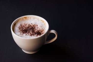 bir fincan kahve siyah bir arka plan üzerinde kahve